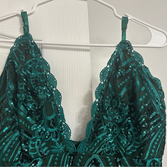 Plunging green sequin dress. - Picture 5 of 7